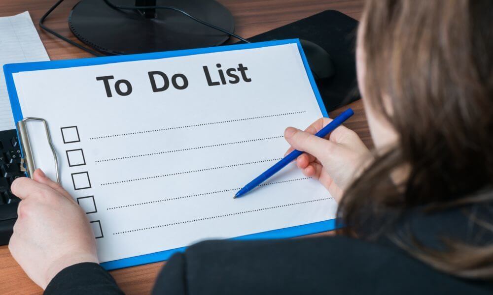 woman preparing her to-do list