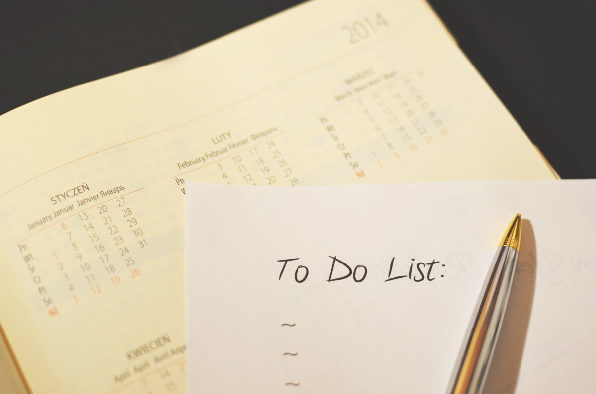 A long-distance moving to-do list with a calendar