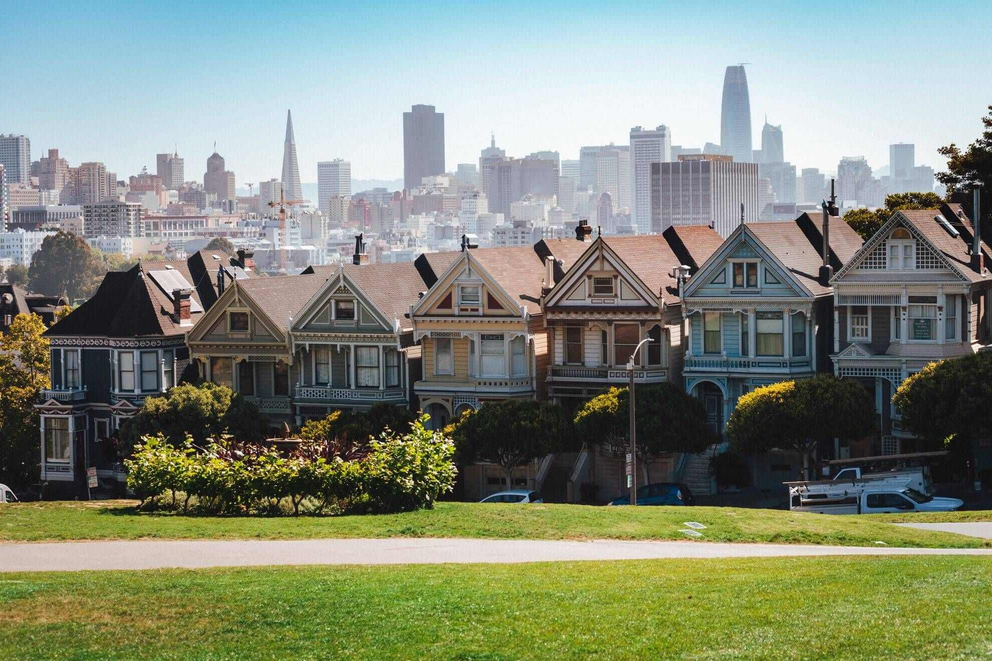 a neighborhood with houses, metropolitan area of san francisco in the background